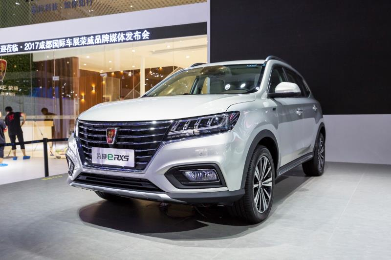 全新荣威950、荣威e950定义“高级轿车” 成都车展亮相售价16.88万起 互联网汽车上市一周年 系统升级带来颠覆式进化